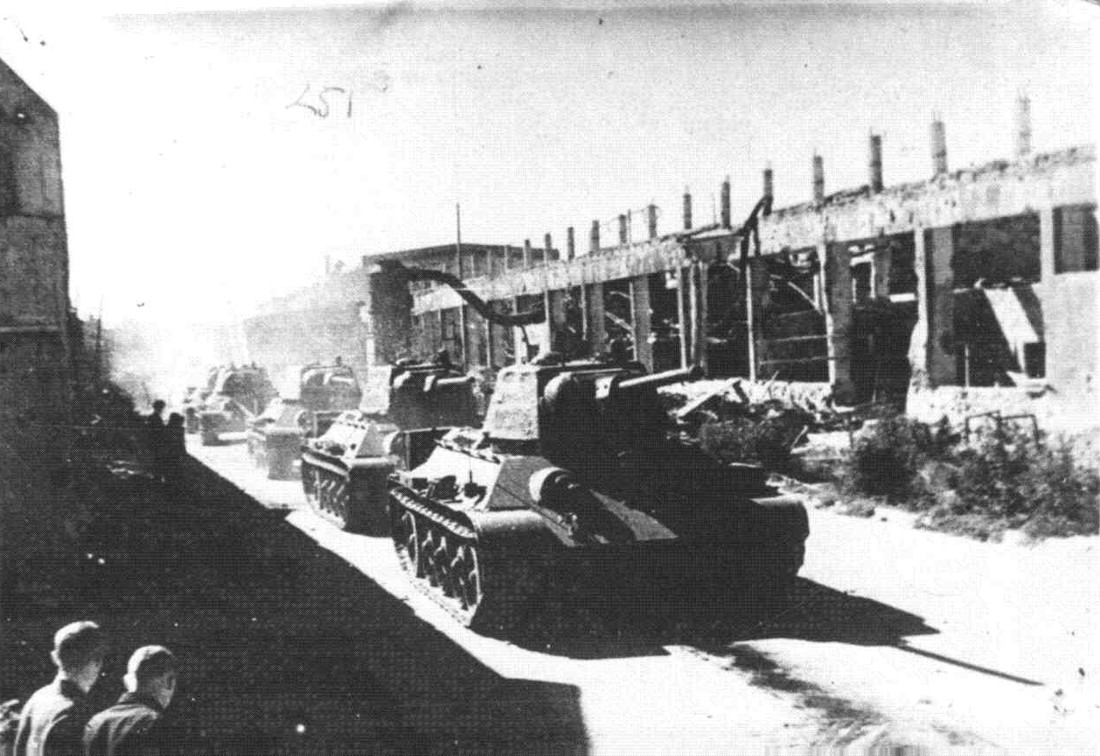 Отремонтированные Т-34 возвращаются по территории СТЗ на оборону Сталинграда