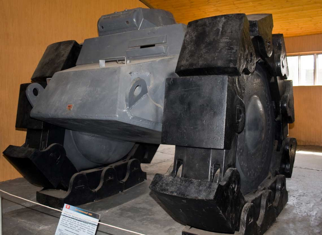 Облегчённая модель немецкого шагохода в музее Кубинки — предположительно использовался для подвоза припасов, разведки и разминирования. Один из немногих уцелевших образцов комбинированого колёсно-шагающего шасси.